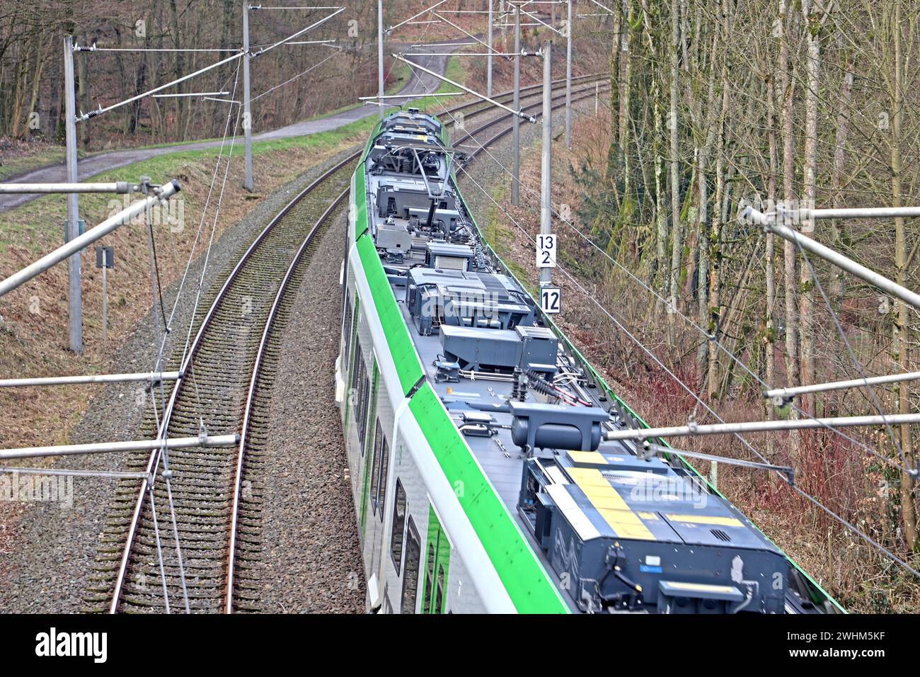 S-Bahn Rhein/Ruhr Linie S9 Die S9 der DB-Regio S-Bahn Rhein/Ruhr durchfährt einen landschaftlich attraktiven Bereich im Raum Velbert. Velbert Nordrhein-Westfalen Deutschland *** S Bahn Rhein Ruhr Line S9 The S9 of DB Regio S Bahn Rhein Ruhr runs through a scenic area in the Velbert Velbert region of North Rhine-Westphalia Germany Stock Photo