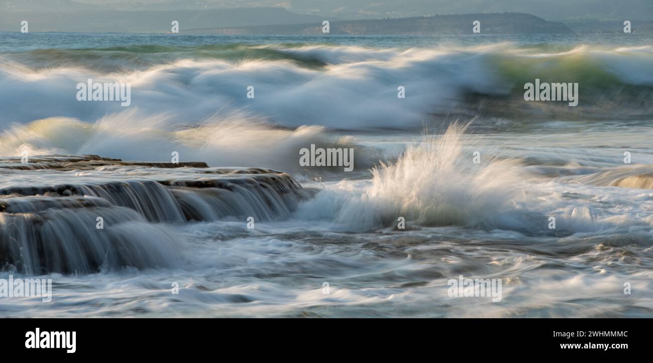 Crashing ocean waves on rocks hi-res stock photography and images - Alamy
