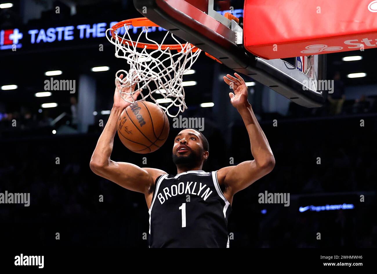Brooklyn Nets forward Mikal Bridges (1) dunks against the San Antonio