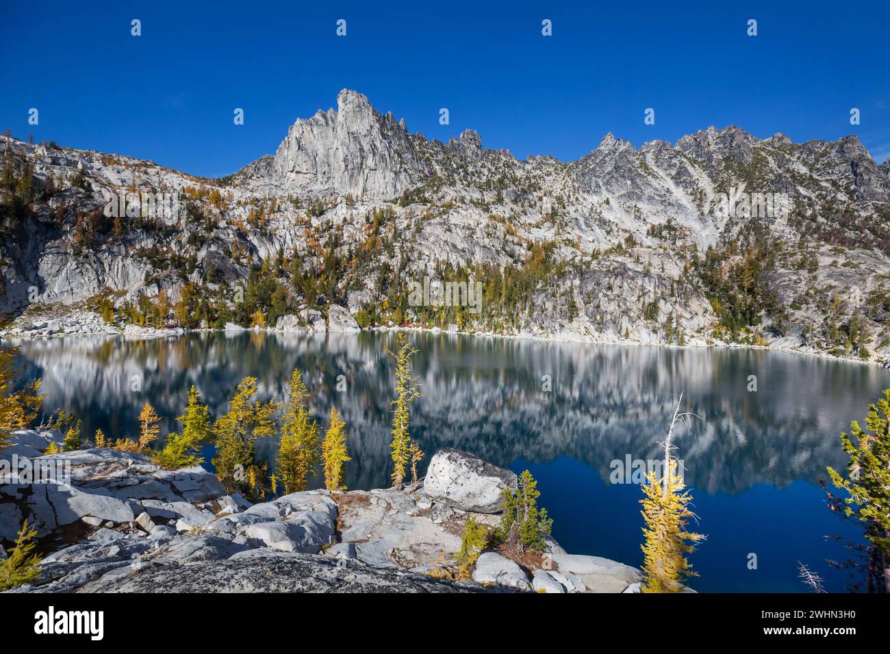 der-lake-viviane-in-den-enchantments-alpine-lakes-wilderness