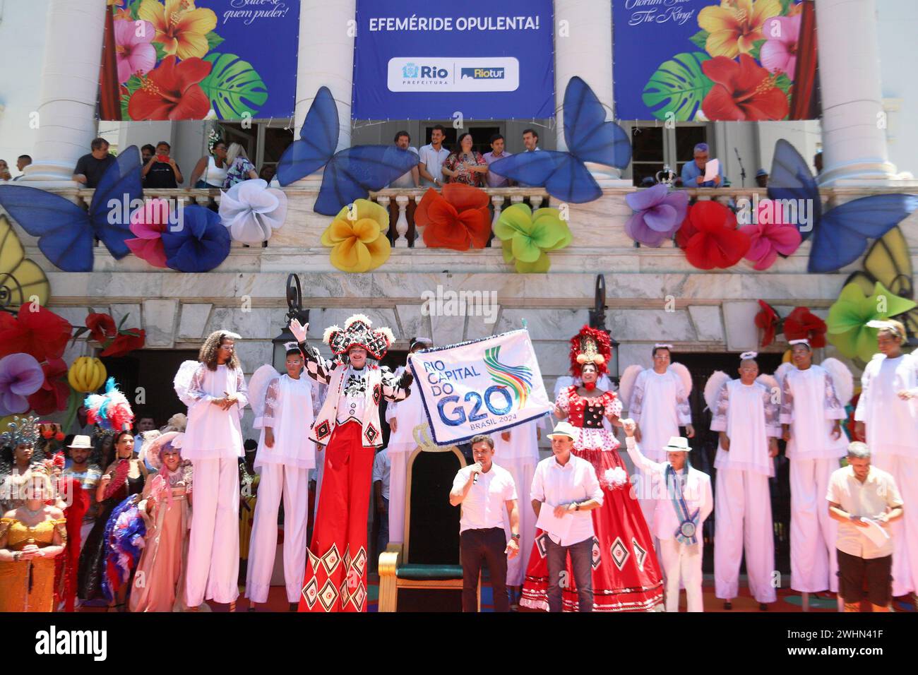 Rio De Janeiro, Brazil. 09th Feb, 2024. Celso Sabino de Oliveira, Minister of Tourism, and Eduardo Paes (PSD/RJ), Mayor of Rio de Janeiro, during the handover of the city's keys to the Royal Court of the Carnival of Rio de Janeiro in 2024, elected in a contest held by Riotur, at the Palácio da City, in Botafogo, this Friday, 9. Credit: Brazil Photo Press/Alamy Live News Stock Photo