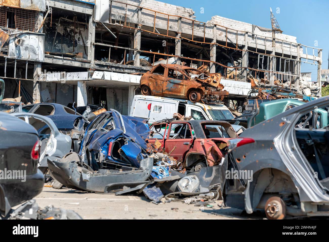 War damage house building cars hi-res stock photography and images - Alamy