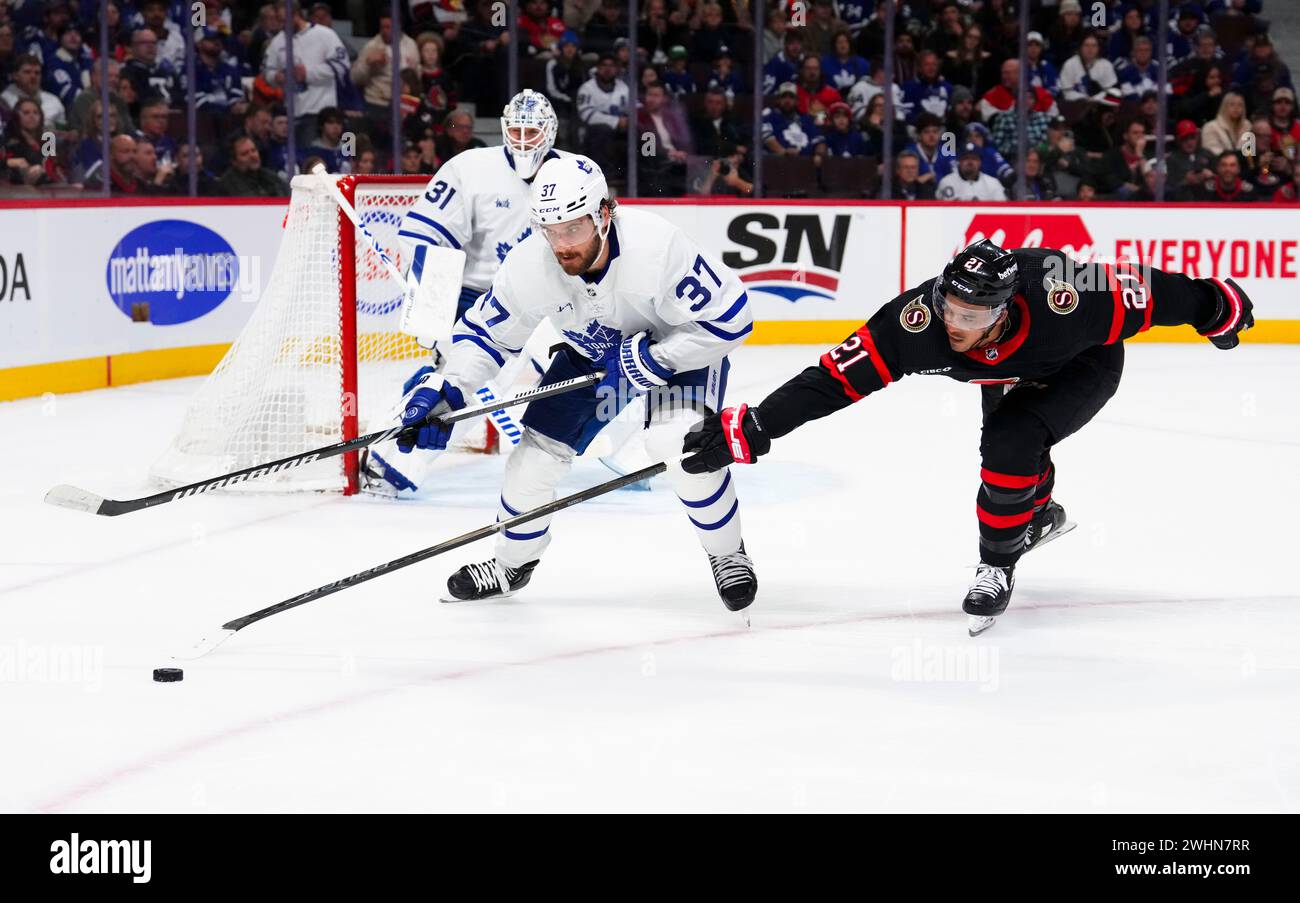 Toronto Maple Mathiue Ottawa Senators right wing Mathieu Joseph (21) reaches for the puck as ...