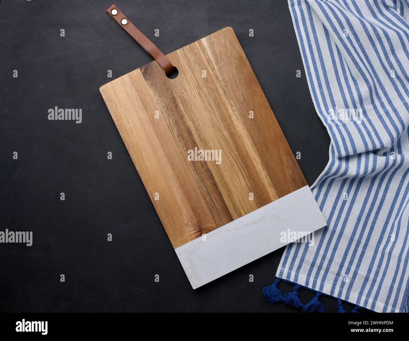 Empty rectangular wooden kitchen cutting board on black table top view Stock Photo
