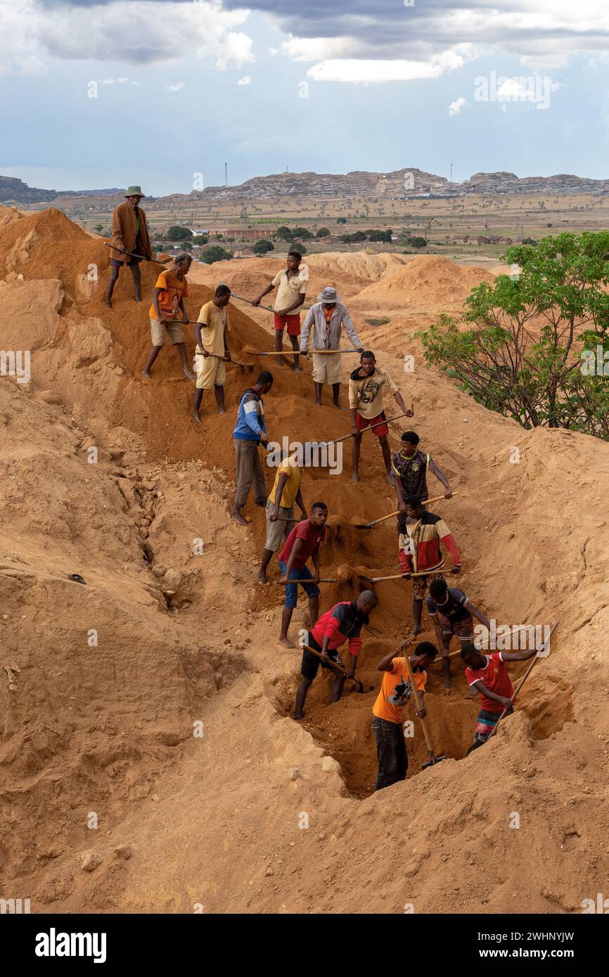 Working in tandem gems miners united their effort ilakaka madagascar
