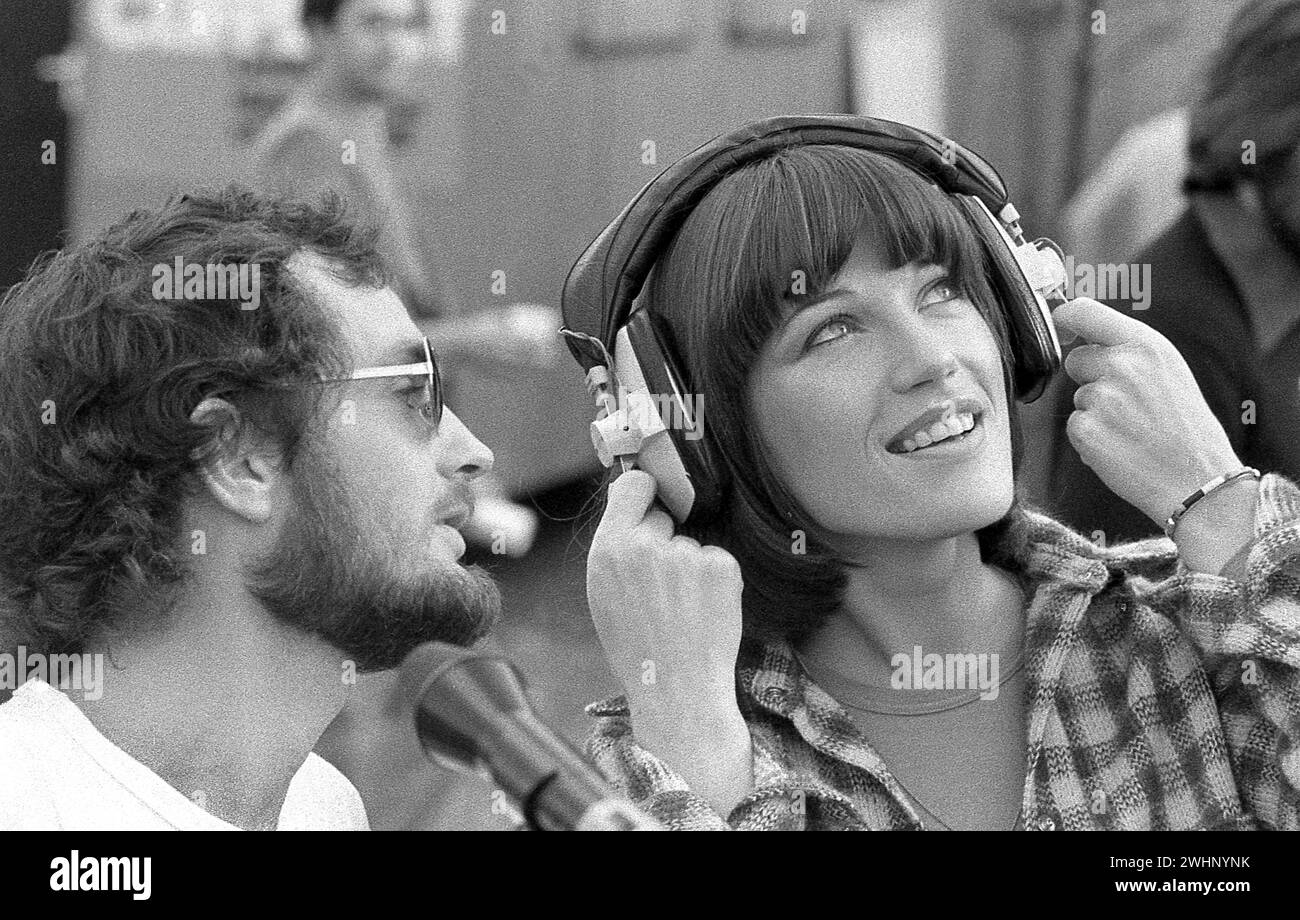 Kiki Dee with DJ Kenny Everett before preforming at the Queen Hyde park concert 18/9/1976 Stock Photo