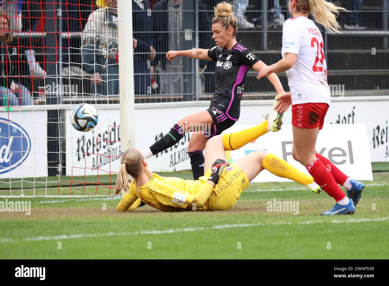 Koeln, Deutschland. 10th Feb, 2024. Linda Dallmann (Muenchen) zum 0-1 ...