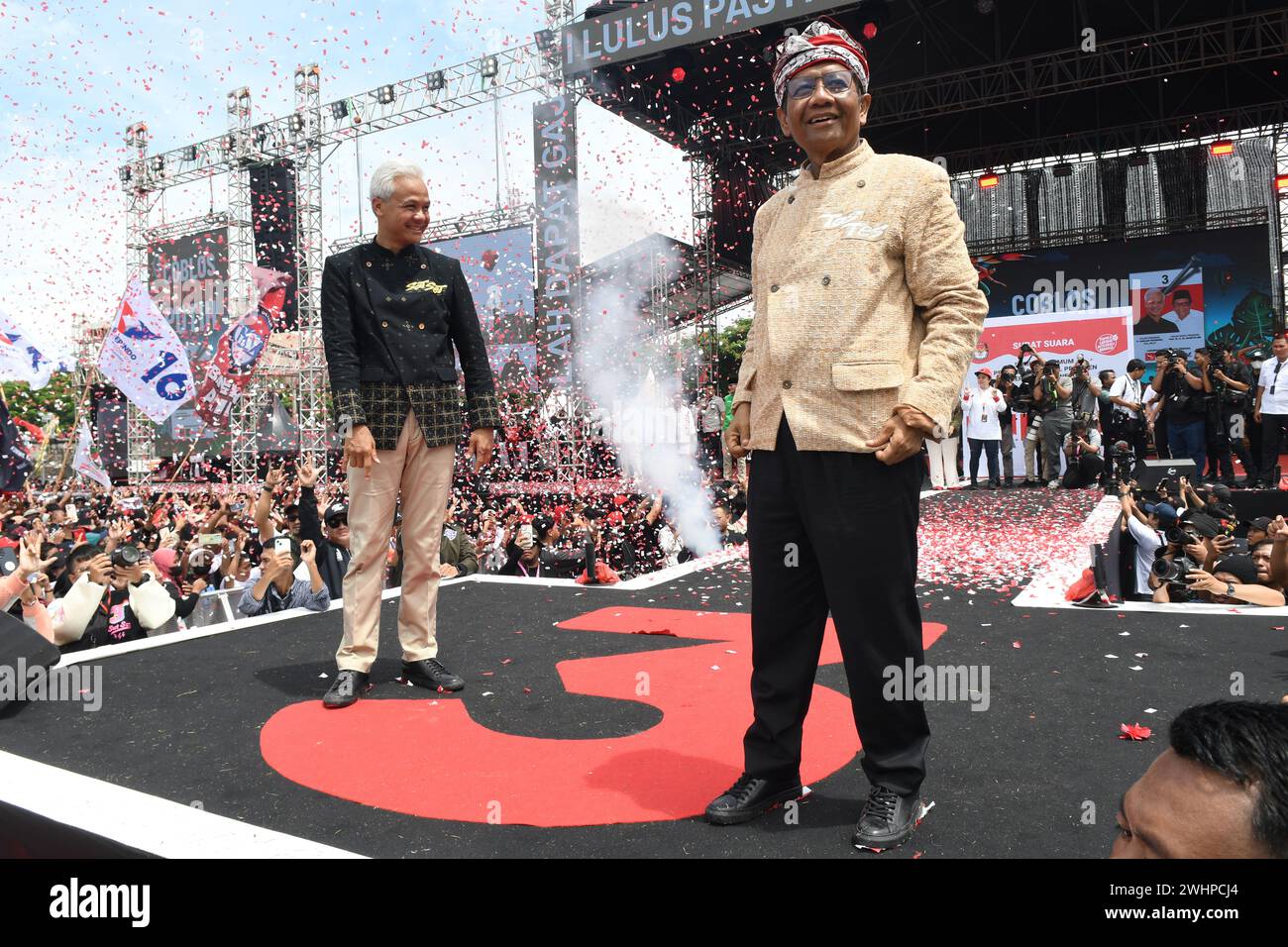 Solo, Central Java, INDONESIA. 10th Feb, 2024. Presidential and vice-presidential candidate pair number 3, Ganjar Pranowo-Mahfud held a closing grand campaign in the Vastenburg Fort area, Solo, Central Java, on 10 February 2024. The Ganjar-Mahfud National Winning Team revealed that the grand campaign entitled ''Hajatan Rakyat Bukan Konglomerat'' was the last campaign before the presidential election on 14 February 2024. (Credit Image: © Dasril Roszandi/ZUMA Press Wire) EDITORIAL USAGE ONLY! Not for Commercial USAGE! Stock Photo
