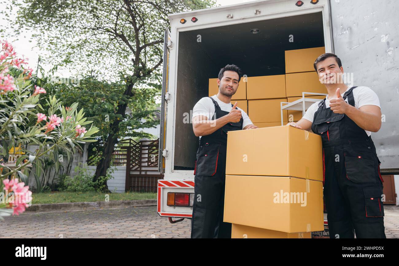 People Loading Moving Truck Family loading moving truck hi-res stock photography and images - Alamy