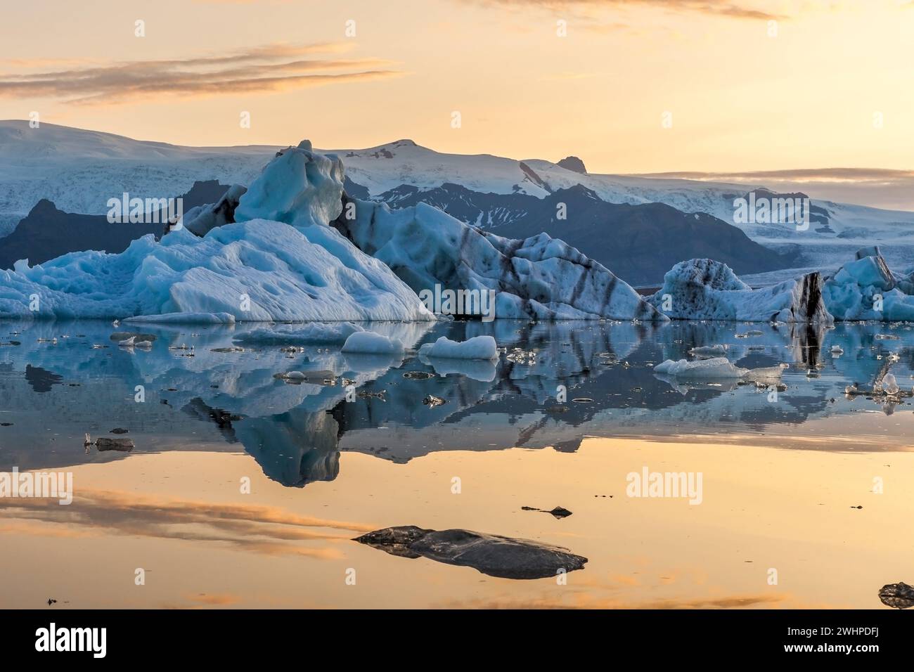 Amazing sunset with melting icebergs in Jokulsarlon glacier lagoon ...