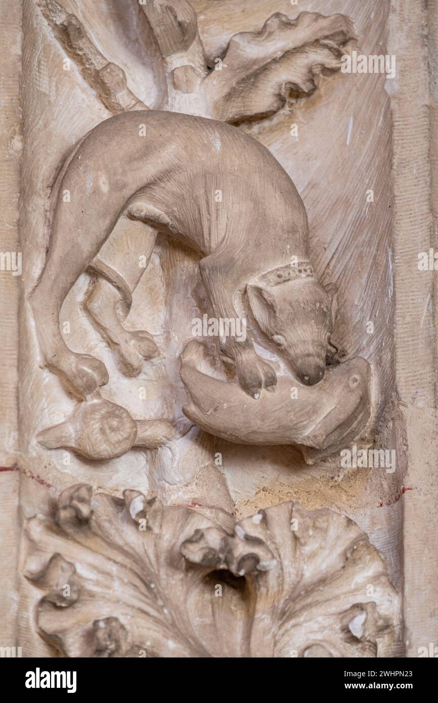 perro atrapando un conejo, claustro del Monasterio de San Juan de los Reyes, Toledo, Castilla-La Mancha, Spain Stock Photo