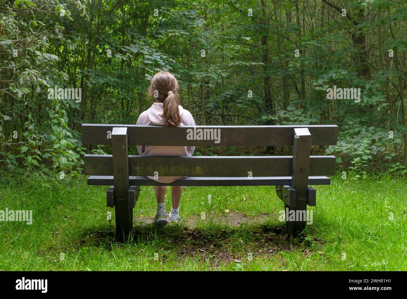 School girl sitting on bench hi-res stock photography and images - Alamy