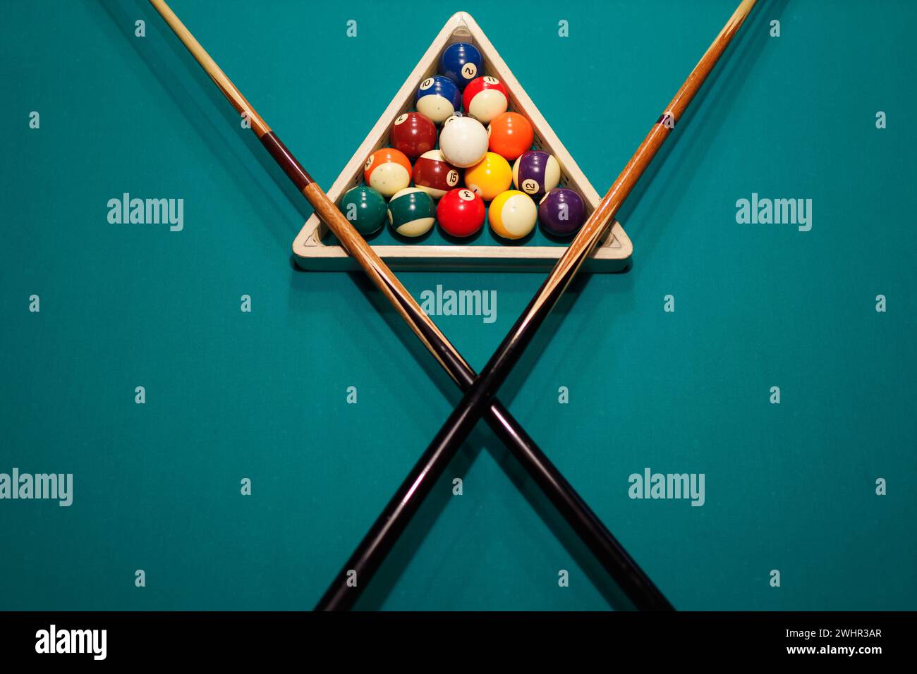 billiard-accessories-balls-and-cue-on-a-billiard-table-2WHR3AR.jpg