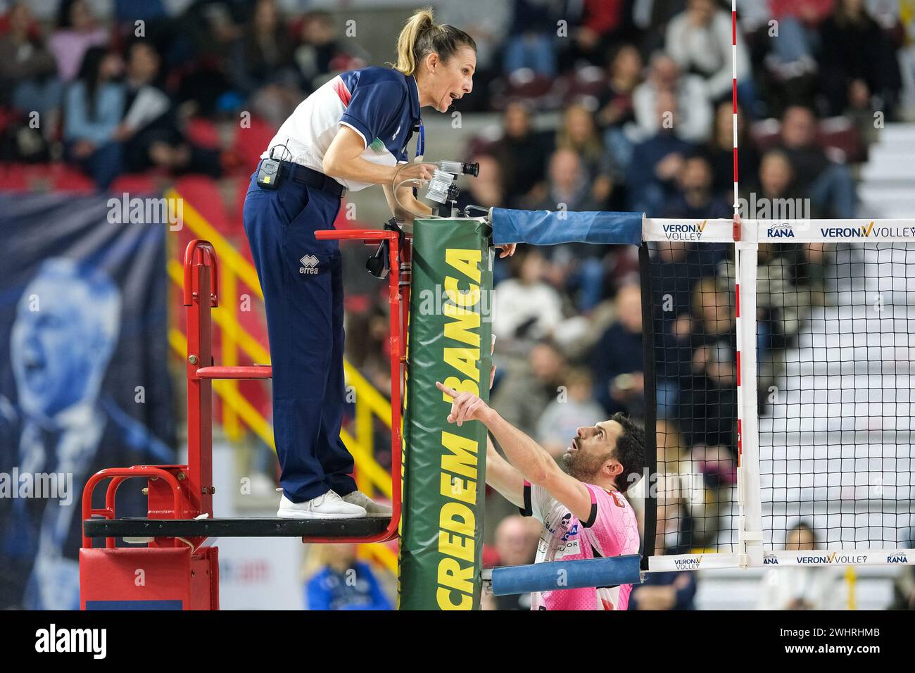 Volleyball referee hi-res stock photography and images - Alamy, image size:1300x956