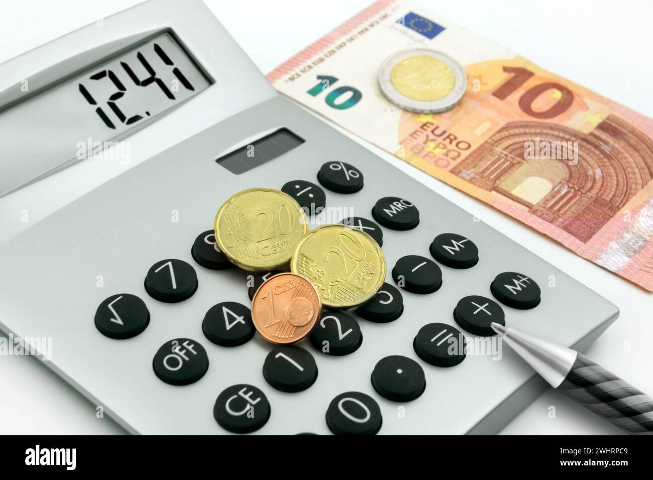 12,41 Euro Mindestlohn in Deutschland mit Geld und Rechner   Hintergrund weiss Stock Photo