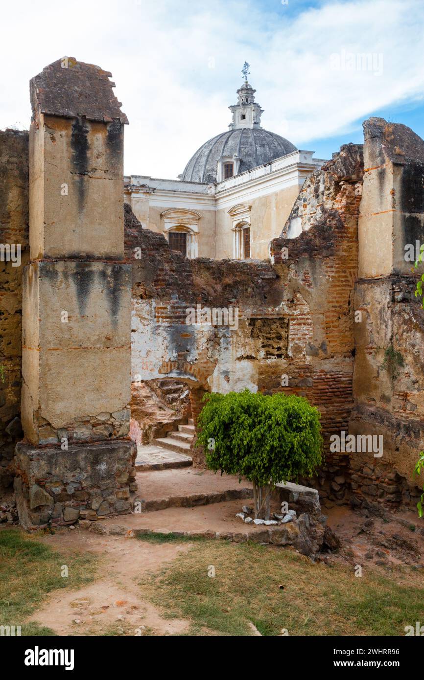 Earthquake ruins hi-res stock photography and images - Alamy