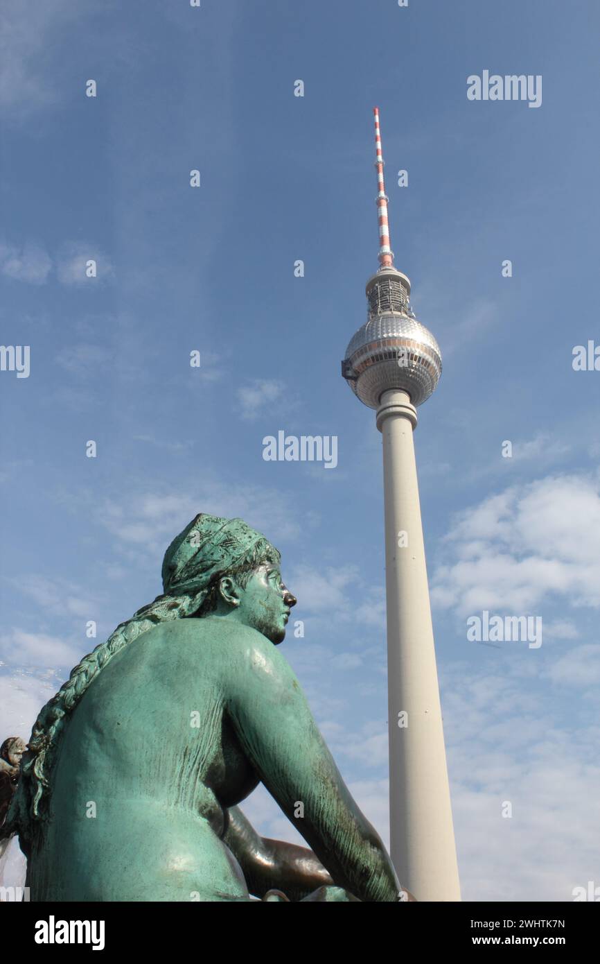 Eine Flussnymphe des Neptunbrunnens am Alexanderplatz  unter dem Berliner Fernsehturm * a river nymph of the Neptune-Fountain and the Berlin TV-Tower Stock Photo