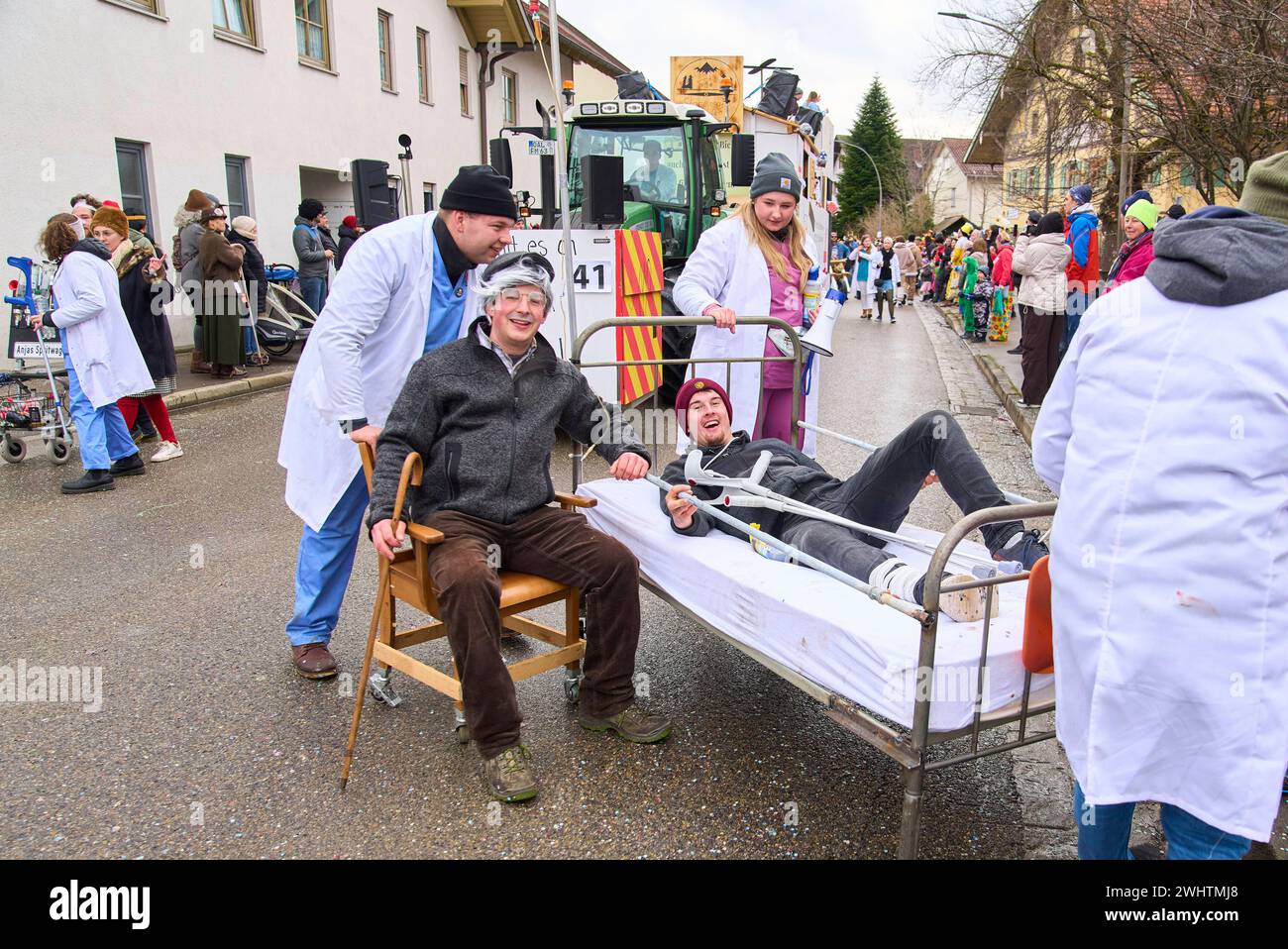 Gaudiwurm carnival parade about staffing shortage in the healthcare