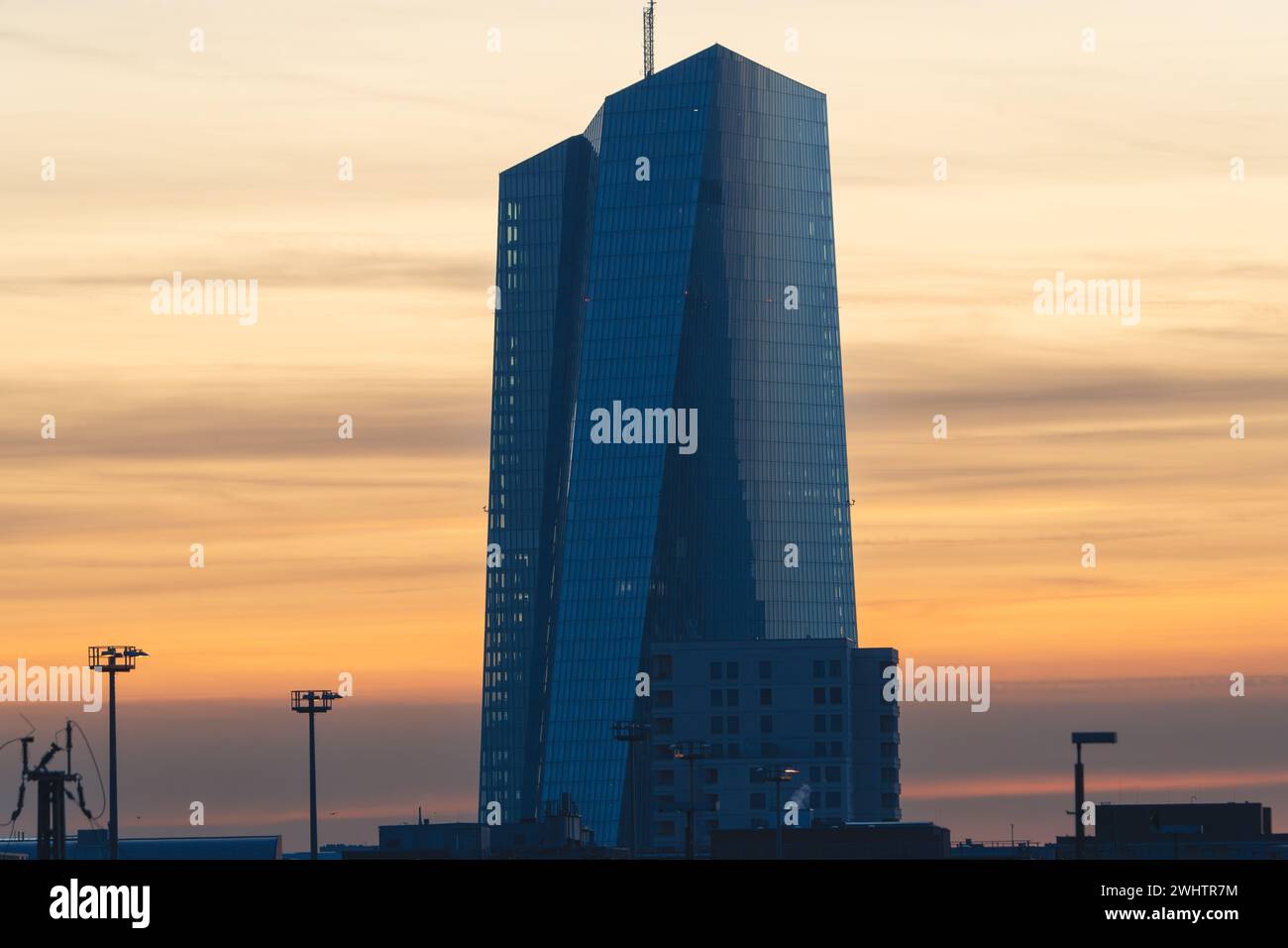 Tall building silhouette hi-res stock photography and images - Alamy