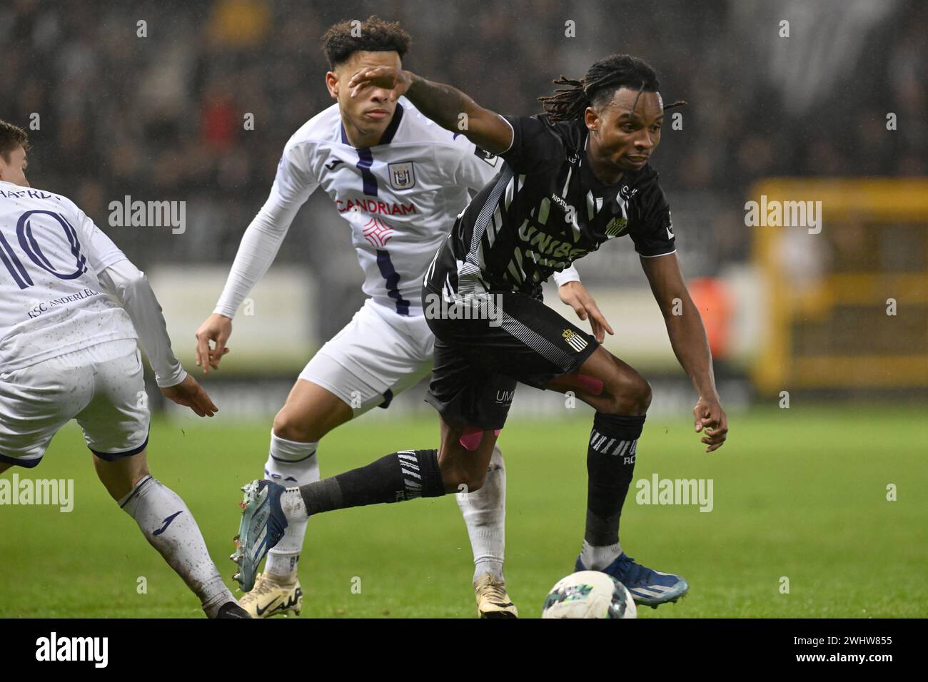 Charleroi, Belgium. 11th Feb, 2024. Anderlecht's Mario Stroeykens and Charleroi's Jeremy Petris fight for the ball during a soccer match between Sporting Charleroi and RSC Anderlecht, Sunday 11 February 2024 in Charleroi, on day 25 of the 2023-2024 'Jupiler Pro League' first division of the Belgian championship. BELGA PHOTO JOHN THYS Credit: Belga News Agency/Alamy Live News Stock Photo