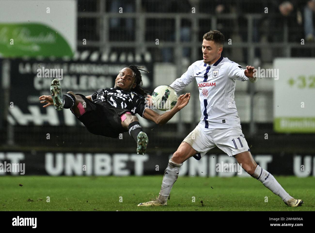 Charleroi, Belgium. 11th Feb, 2024. Charleroi's Jeremy Petris and Anderlecht's Thorgan Hazard fight for the ball during a soccer match between Sporting Charleroi and RSC Anderlecht, Sunday 11 February 2024 in Charleroi, on day 25 of the 2023-2024 'Jupiler Pro League' first division of the Belgian championship. BELGA PHOTO JOHN THYS Credit: Belga News Agency/Alamy Live News Stock Photo