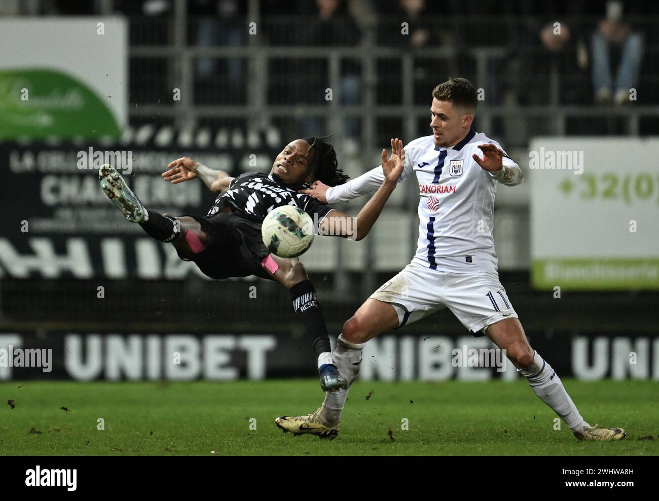 Charleroi, Belgium. 11th Feb, 2024. Charleroi's Jeremy Petris and Anderlecht's Thorgan Hazard fight for the ball during a soccer match between Sporting Charleroi and RSC Anderlecht, Sunday 11 February 2024 in Charleroi, on day 25 of the 2023-2024 'Jupiler Pro League' first division of the Belgian championship. BELGA PHOTO JOHN THYS Credit: Belga News Agency/Alamy Live News Stock Photo