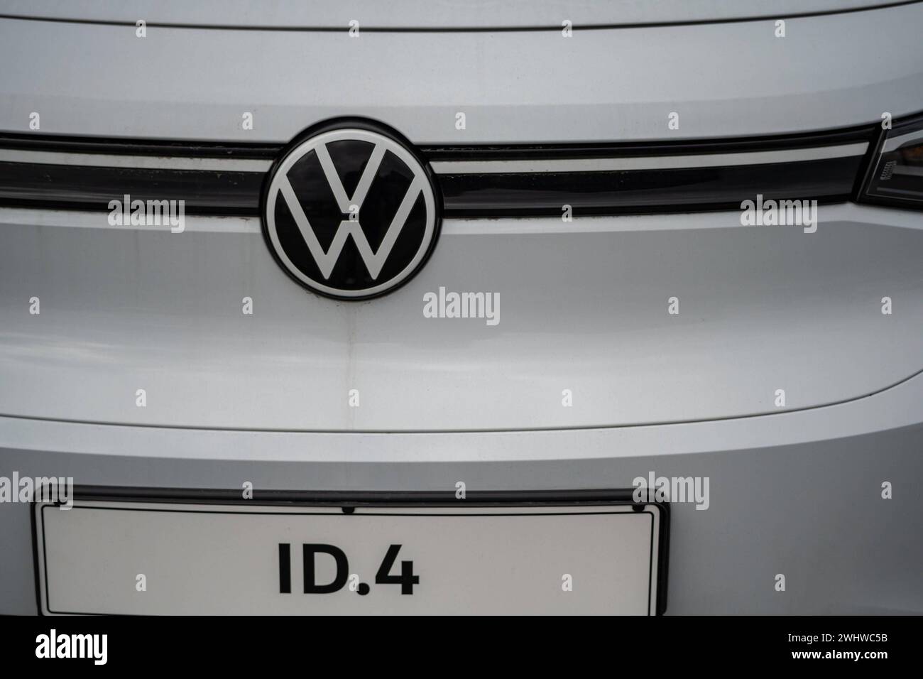 Neue Volkswagen ID3 und ID4 Modelle 10.02.24, Limburg: Symbolfoto, Illustrationsbild, Symbolbild, Illustrationsfoto Neue Volkswagen ID4 Frontansicht des neuesten Volkswagen ID4, erkennbar am charakteristischen VW-Logo auf dem Nummernschildhalter. Diese elektrischen Neuwagen repräsentieren die Zukunft der Mobilität mit einem Fokus auf Nachhaltigkeit und innovative Technologie. . Limburg Hessen Germany *** New Volkswagen ID3 and ID4 models 10 02 24, Limburg Symbol photo, illustration image, symbol image, illustration photo New Volkswagen ID4 Front view of the latest Volkswagen ID4, recognizable Stock Photo