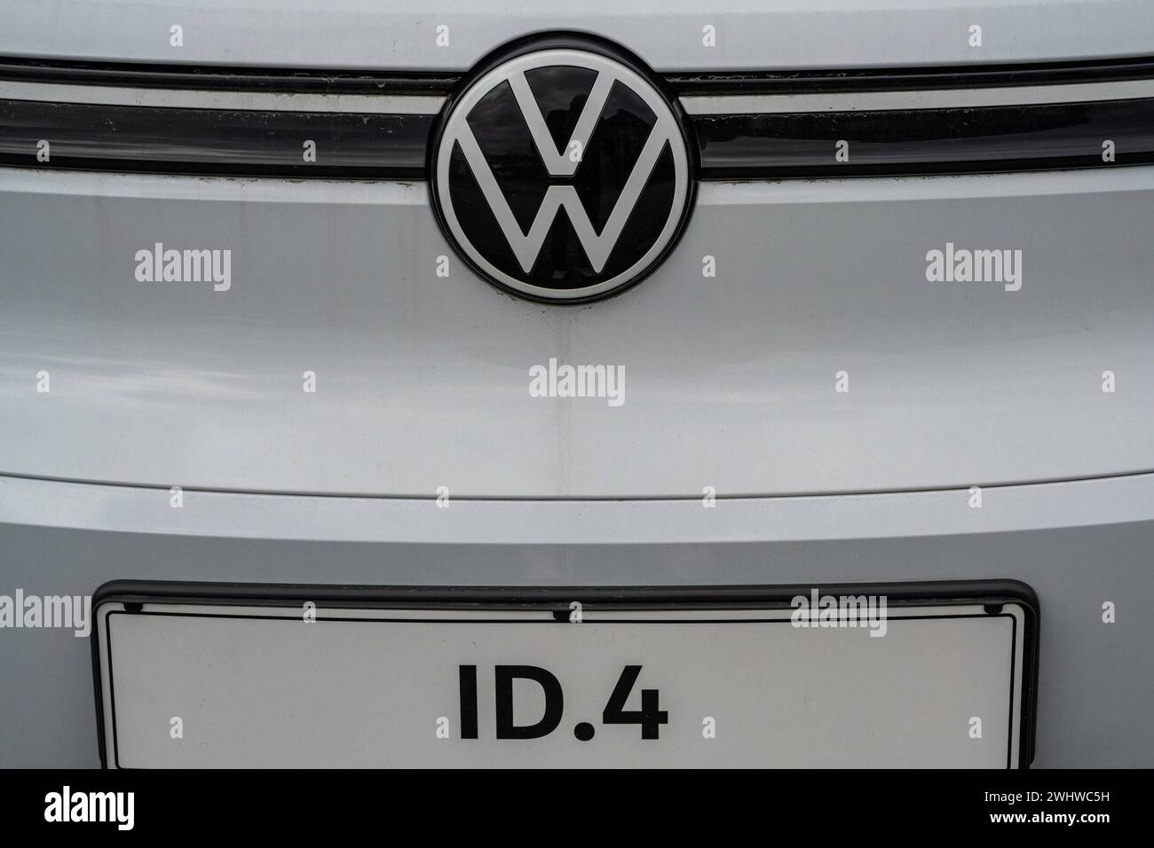 Neue Volkswagen ID3 und ID4 Modelle 10.02.24, Limburg: Symbolfoto, Illustrationsbild, Symbolbild, Illustrationsfoto Neue Volkswagen ID4 Frontansicht des neuesten Volkswagen ID4, erkennbar am charakteristischen VW-Logo auf dem Nummernschildhalter. Diese elektrischen Neuwagen repräsentieren die Zukunft der Mobilität mit einem Fokus auf Nachhaltigkeit und innovative Technologie. . Limburg Hessen Germany *** New Volkswagen ID3 and ID4 models 10 02 24, Limburg Symbol photo, illustration image, symbol image, illustration photo New Volkswagen ID4 Front view of the latest Volkswagen ID4, recognizable Stock Photo