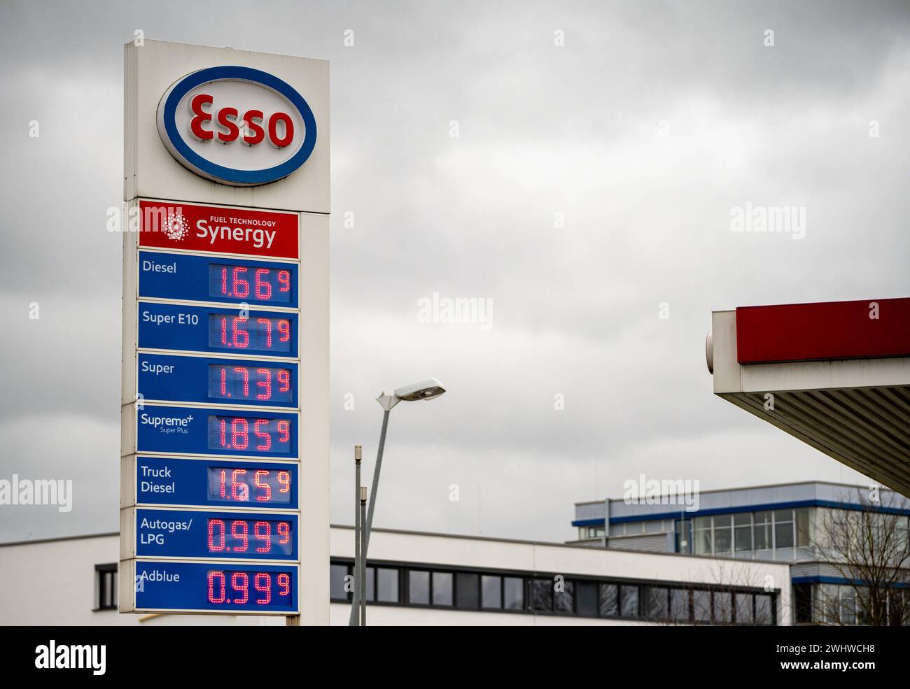 Esso logo hi-res stock photography and images - Alamy