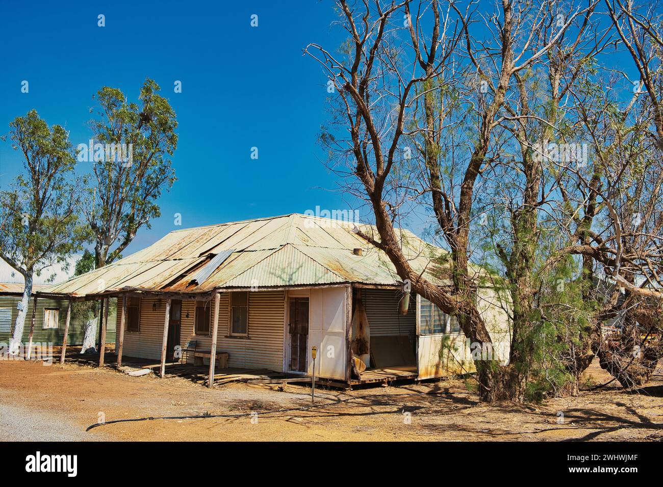 Abandoned old house, made of corrugated iron, in the Australian outback. Pindar, Western Australia Stock Photo