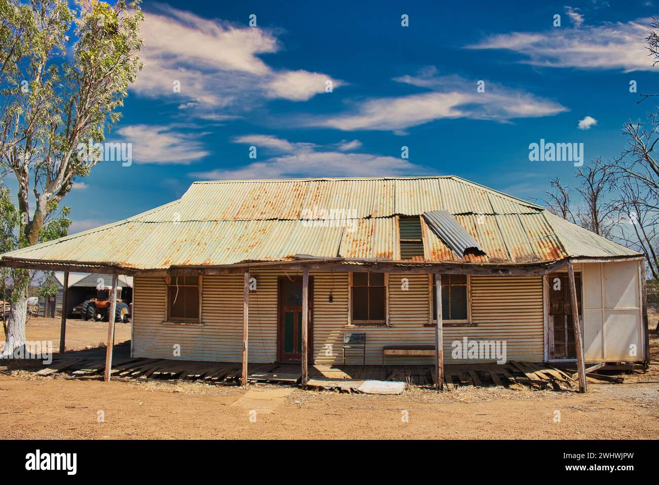 Abandoned old house, made of corrugated iron, in the Australian outback. Pindar, Western Australia Stock Photo