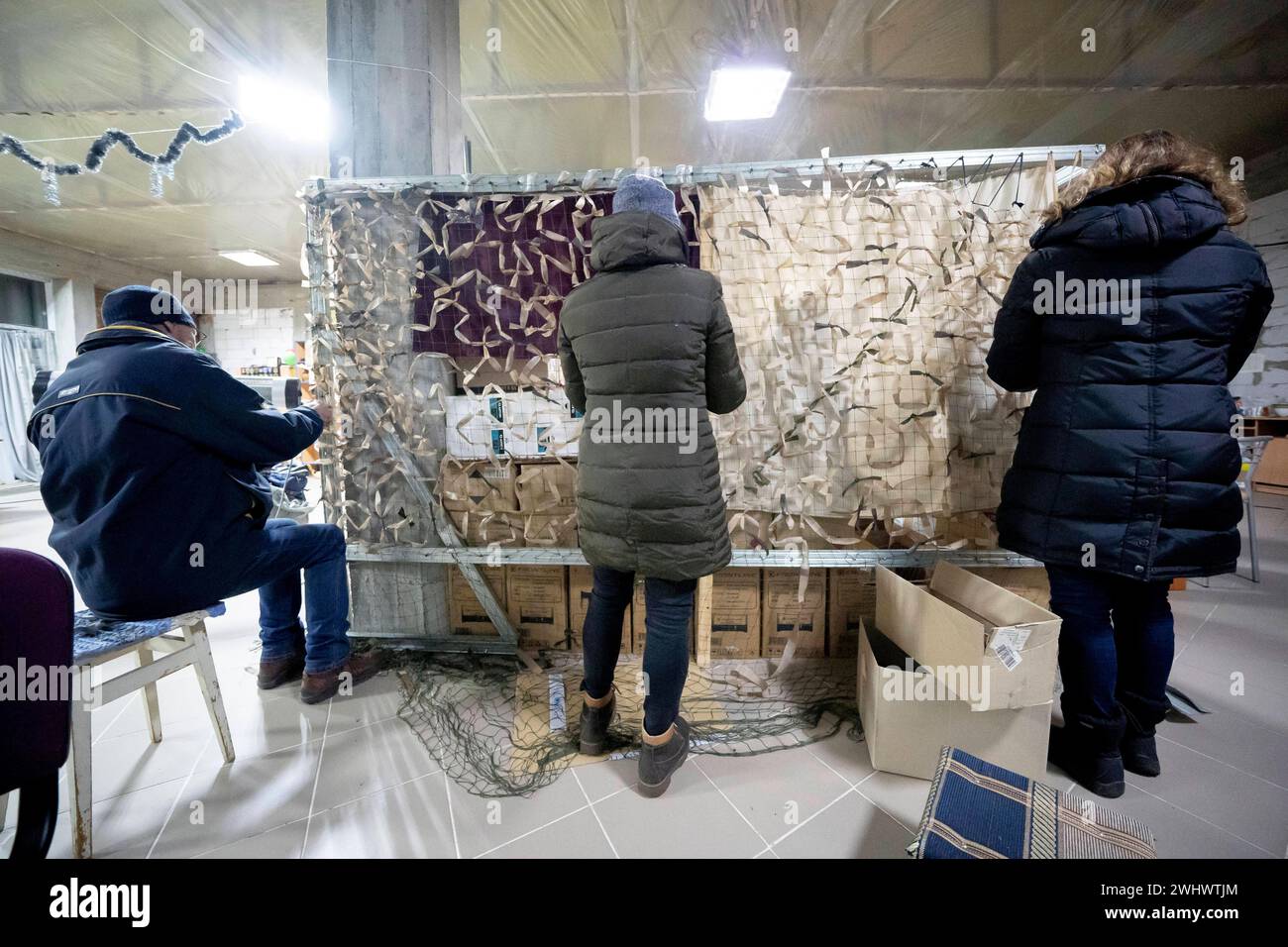 Kyiv, Ukraine. 8. Februar 2024. Freiwillige fertigen Tarnnetze für ukrainische Soldaten, die an der Front kämpfen. Kyiv City *** Kyiv, Ukraine February 8, 2024 Volunteers make camouflage nets for Ukrainian soldiers fighting on the front Kyiv City Stock Photo