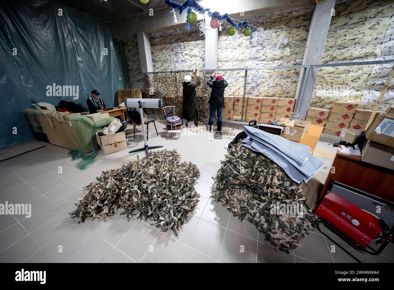 Kyiv, Ukraine. 8. Februar 2024. Freiwillige fertigen Tarnnetze für ukrainische Soldaten, die an der Front kämpfen. Kyiv City *** Kyiv, Ukraine February 8, 2024 Volunteers make camouflage nets for Ukrainian soldiers fighting on the front Kyiv City Stock Photo