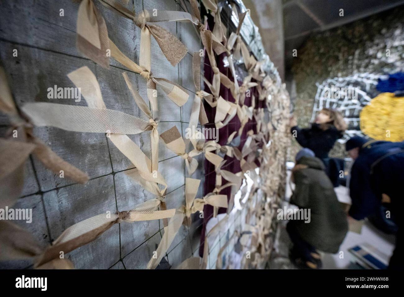 Kyiv, Ukraine. 8. Februar 2024. Freiwillige fertigen Tarnnetze für ukrainische Soldaten, die an der Front kämpfen. Kyiv City *** Kyiv, Ukraine February 8, 2024 Volunteers make camouflage nets for Ukrainian soldiers fighting on the front Kyiv City Stock Photo