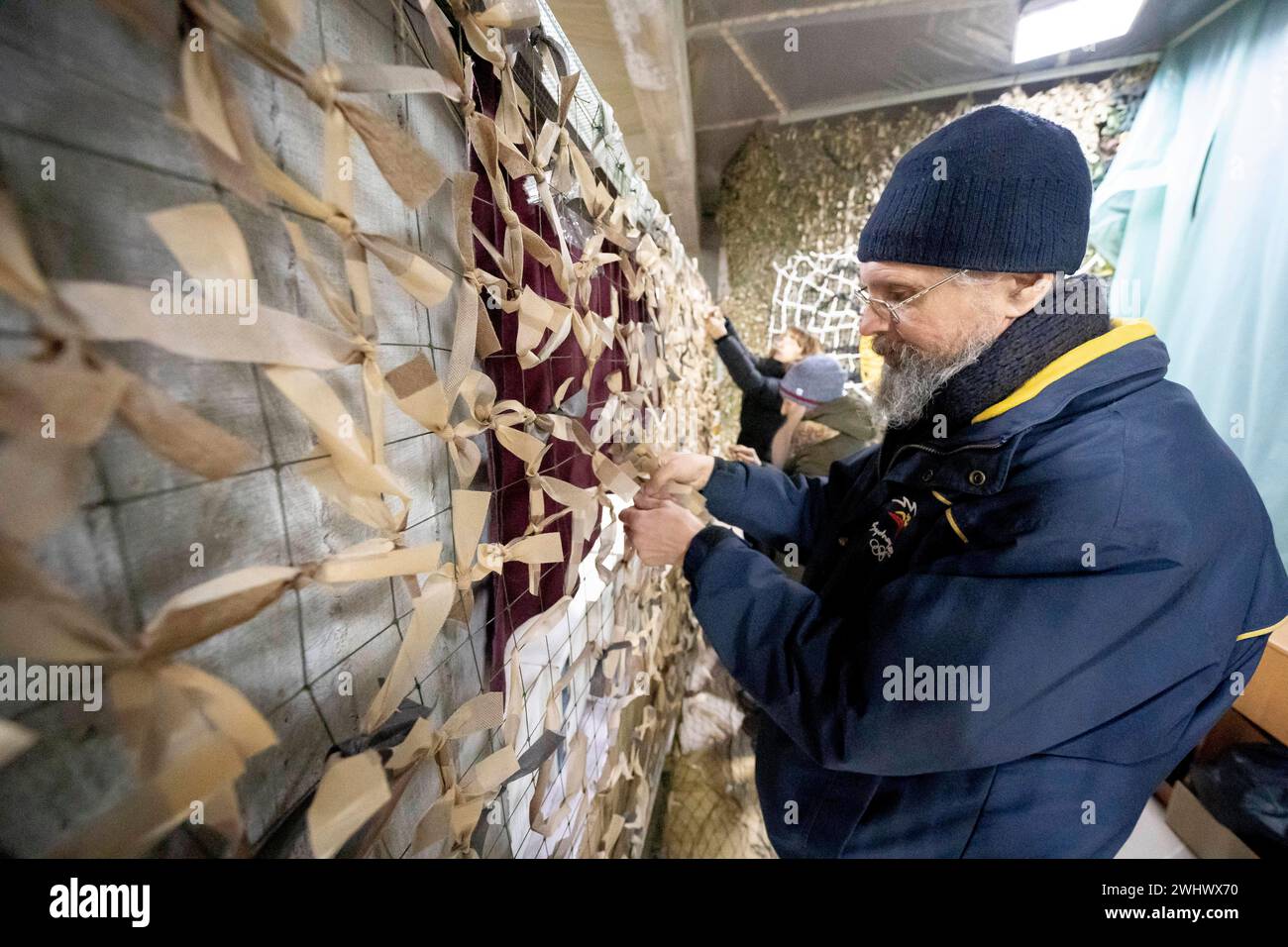 Kyiv, Ukraine. 8. Februar 2024. Freiwillige fertigen Tarnnetze für ukrainische Soldaten, die an der Front kämpfen. Kyiv City *** Kyiv, Ukraine February 8, 2024 Volunteers make camouflage nets for Ukrainian soldiers fighting on the front Kyiv City Stock Photo