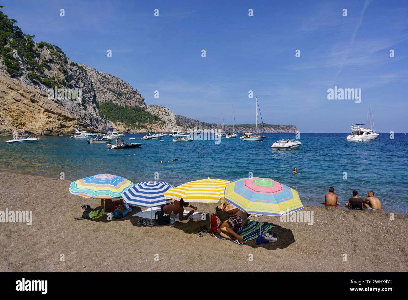 Sombrillas en la playa de Es Coll Baix Stock Photo
