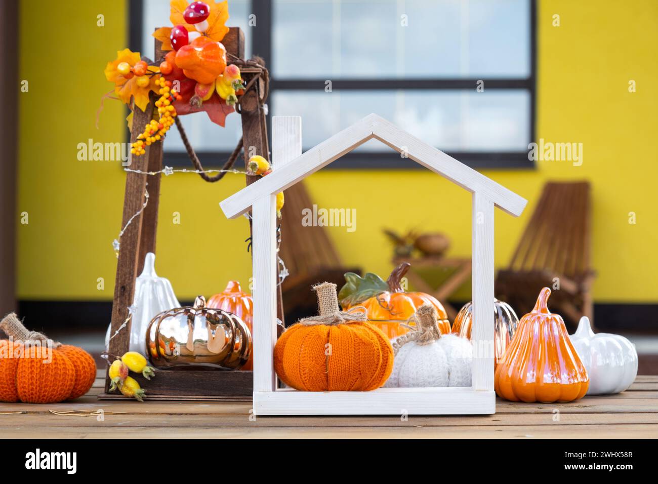 Halloween decor event hi-res stock photography and images - Page 6 - Alamy, image size:1300x956
