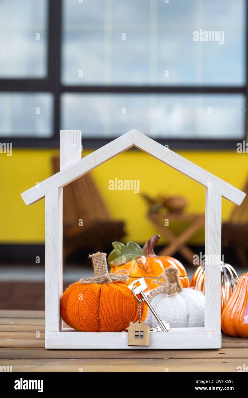 Halloween porch decor hi-res stock photography and images - Alamy, image size:866x1390