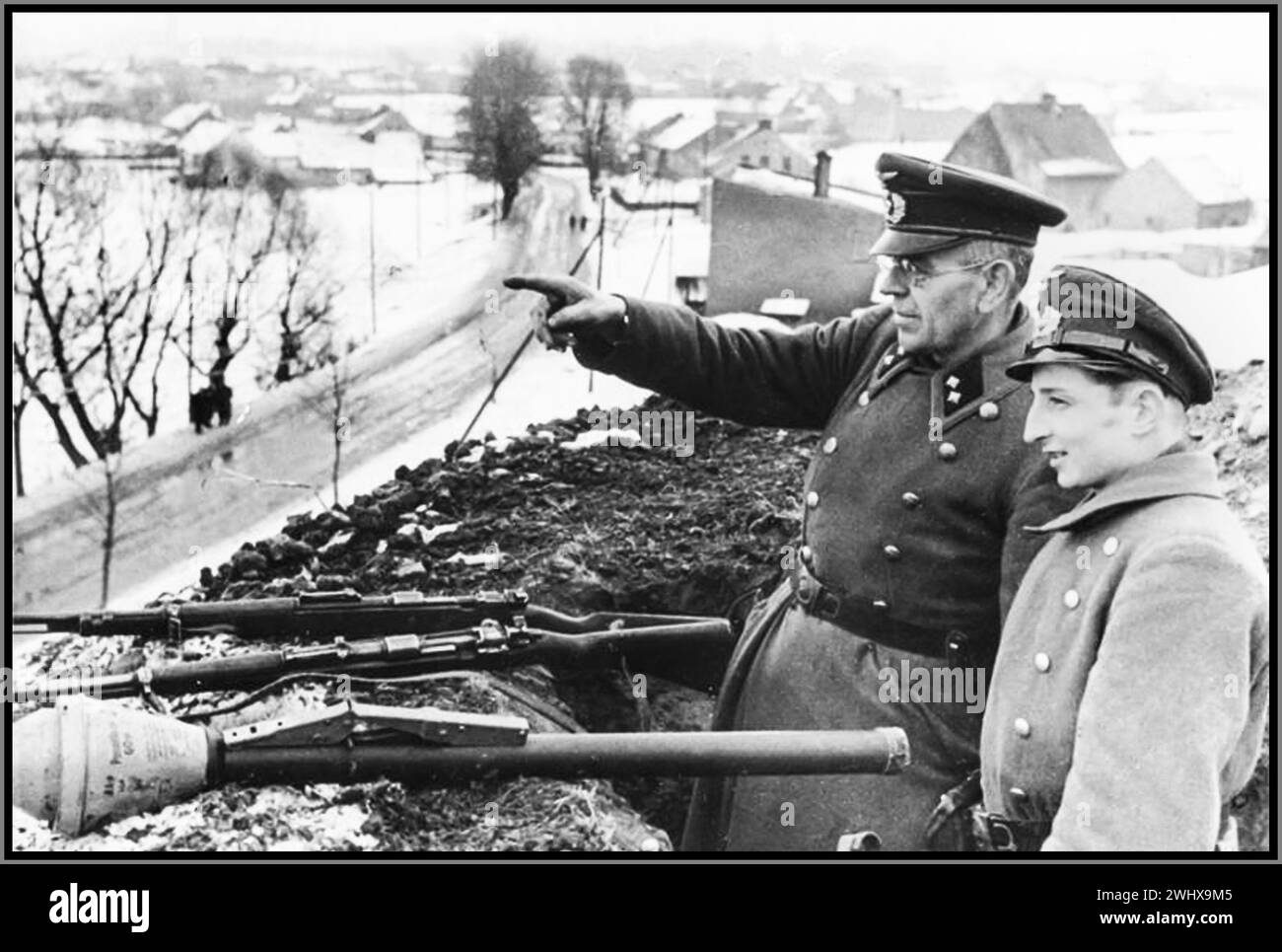 WW2 1945 VOLKSSTURM  ( Peoples Storm) Older Nazi Wehrmacht army officer explains defence actions required to Hitler Youth Hitlerjugend with a PANZERFAUST anti tank launcher at the ready. Hitler decreed as a last defence that all men in Nazi Germany from 16-60 years should prepare to defend The Fatherland Third Reich Nazi Germany Stock Photo