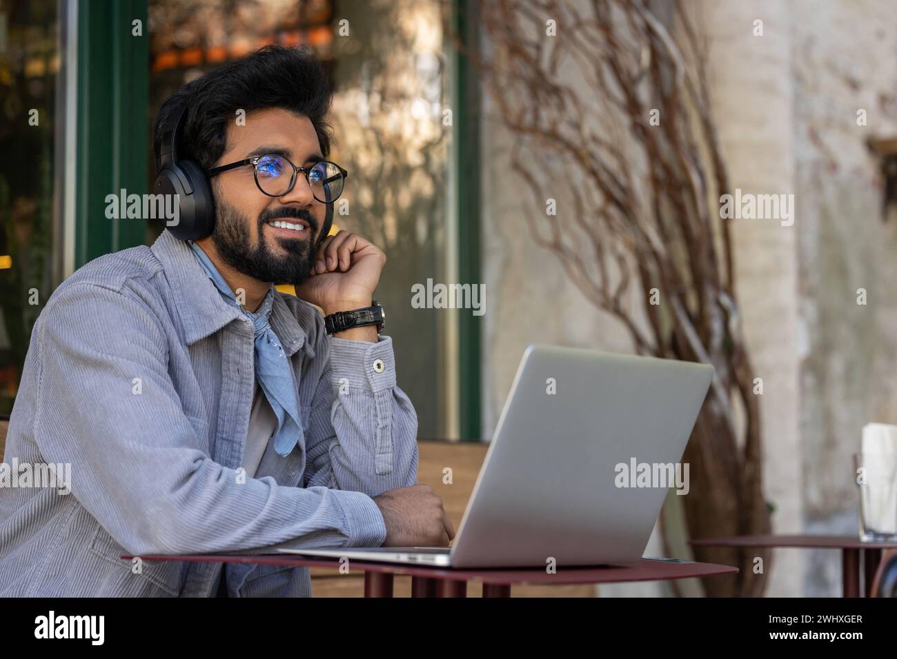 Hindu man in headphones hi-res stock photography and images - Alamy
