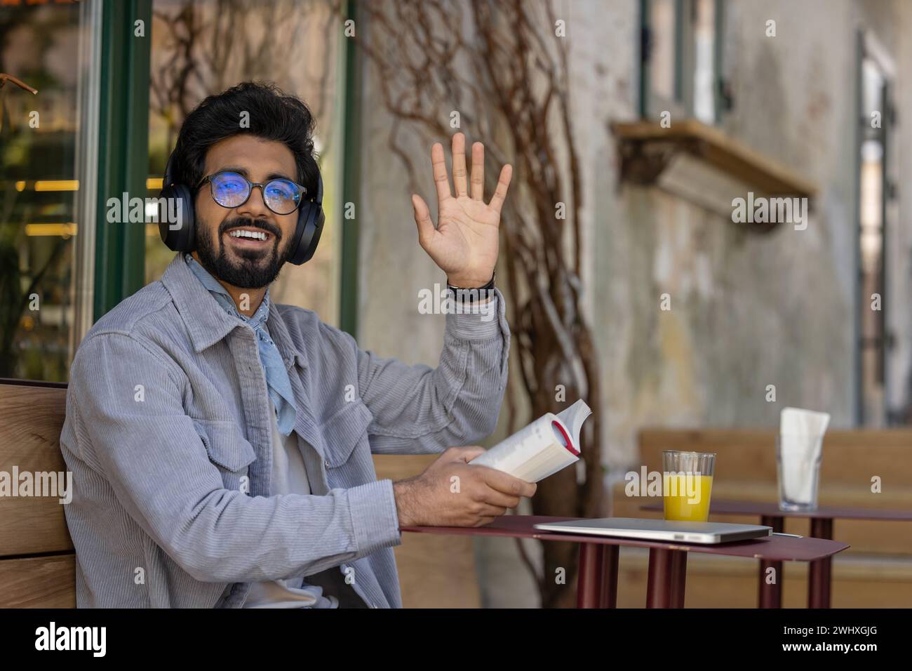 Hindu man in headphones hi-res stock photography and images - Alamy