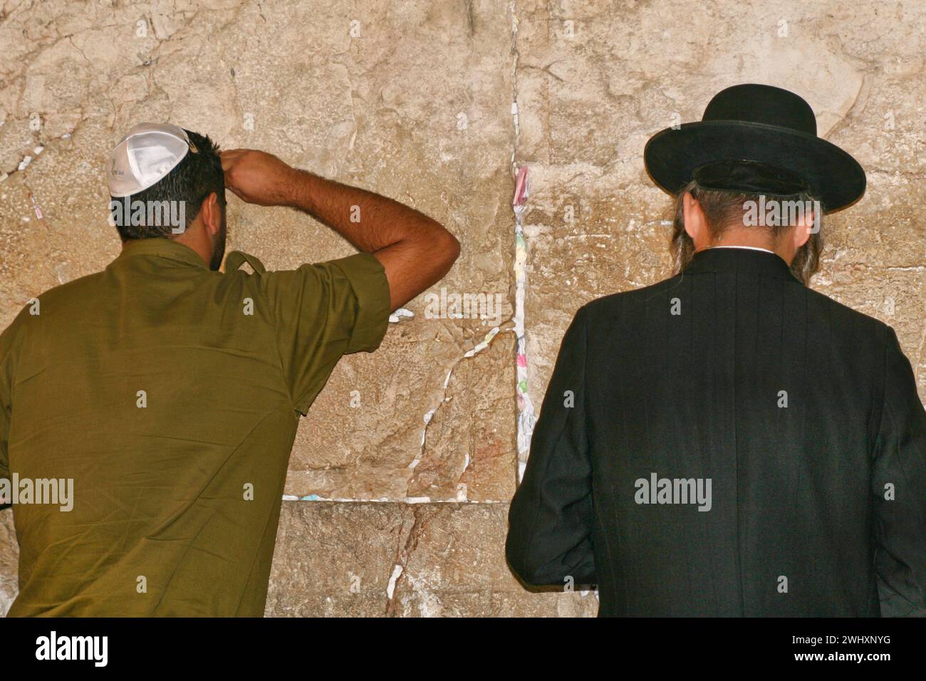 Soldier prays wailing wall hi-res stock photography and images - Alamy