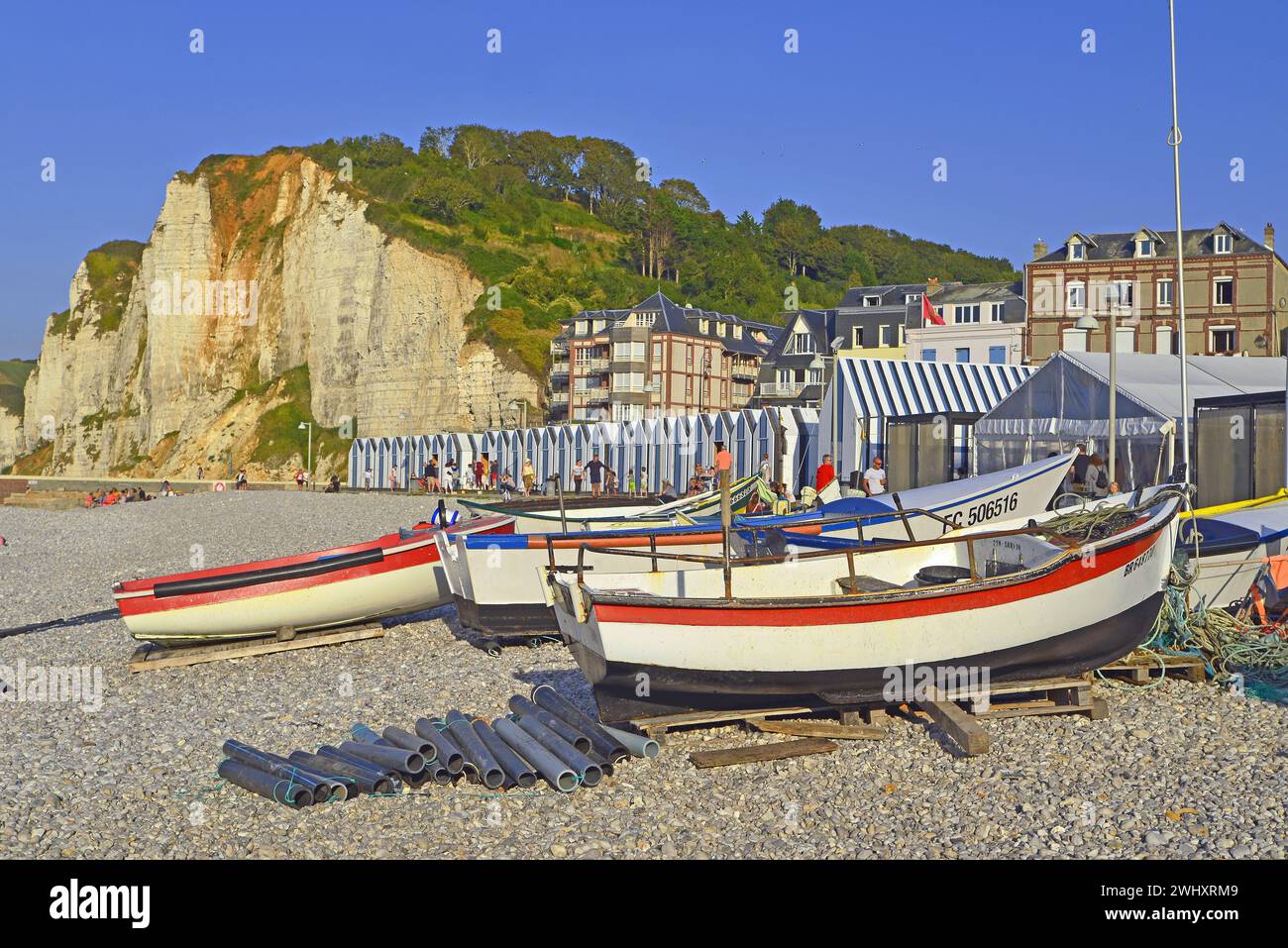 Boats on beach etretat normandy hi-res stock photography and images - Alamy