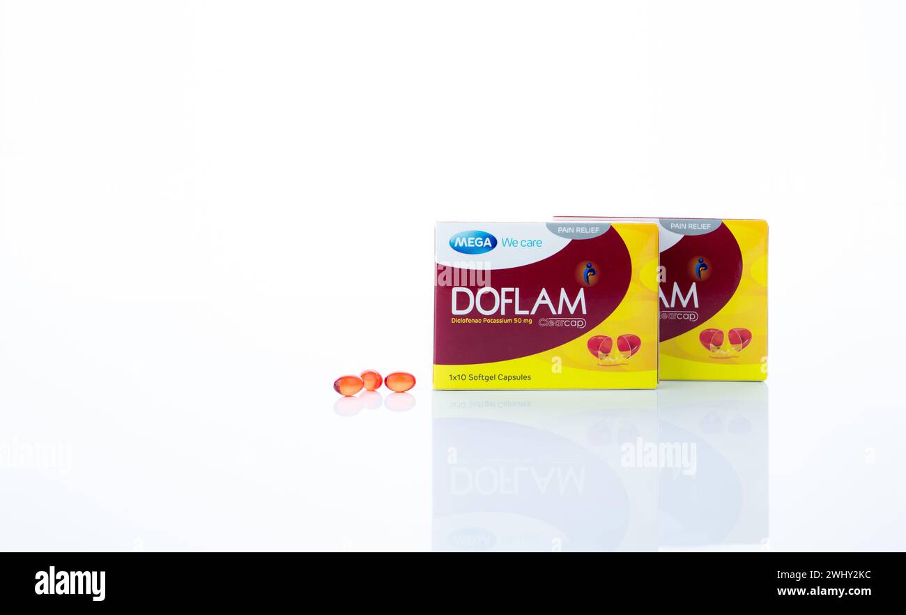 CHONBURI, THAILAND-OCTOBER 8, 2023: Doflam capsule pill. Painkiller medicine. Diclofenac potassium red capsule in paper box. Prescription painkiller. Stock Photo