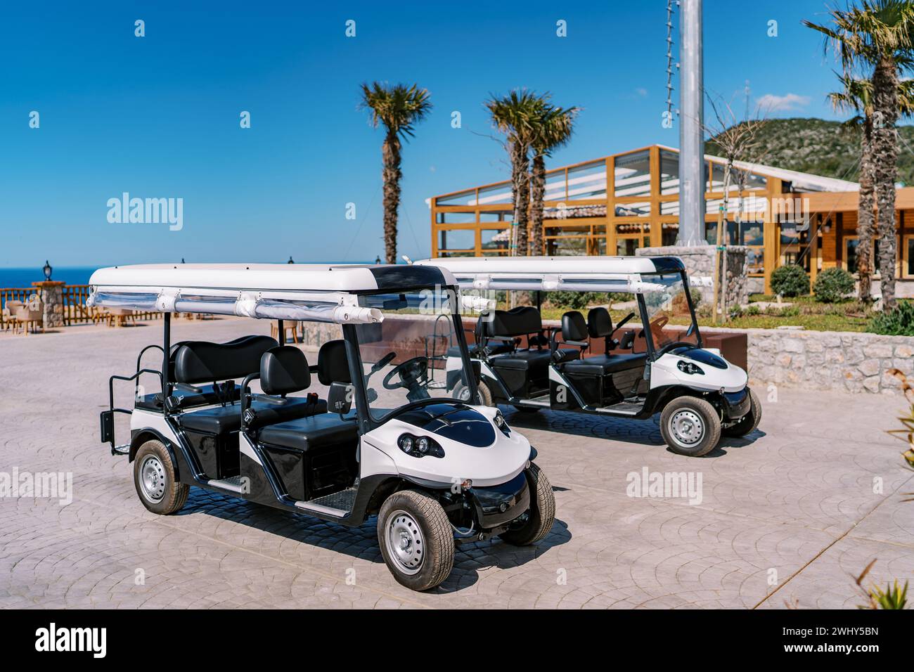 White golf carts hi-res stock photography and images - Alamy