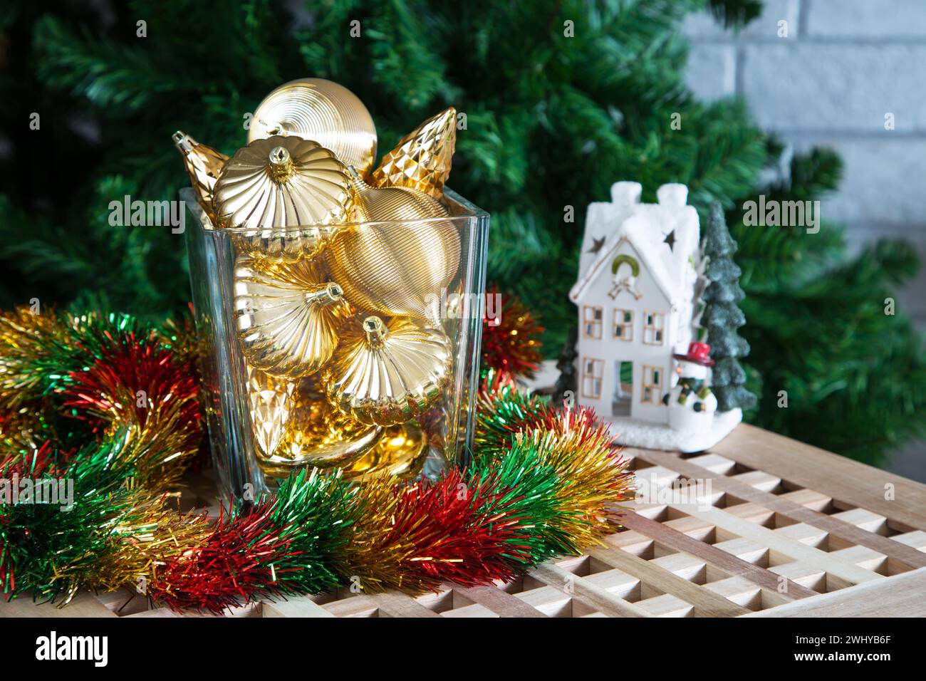 Gold decorations tree hi-res stock photography and images - Alamy