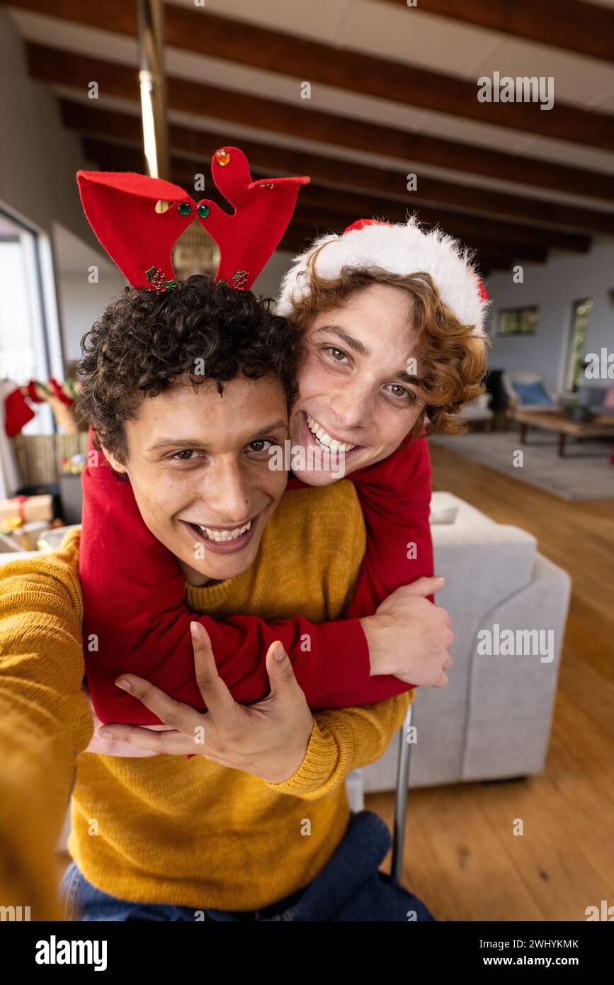 Gay christmas couple hi-res stock photography and images - Alamy