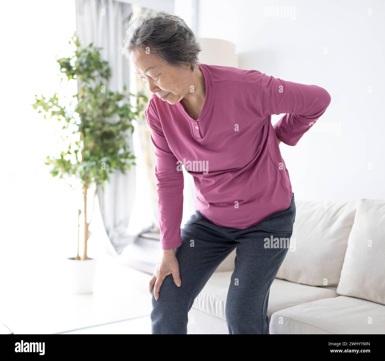 Knee pain in an elderly woman hi-res stock photography and images - Alamy