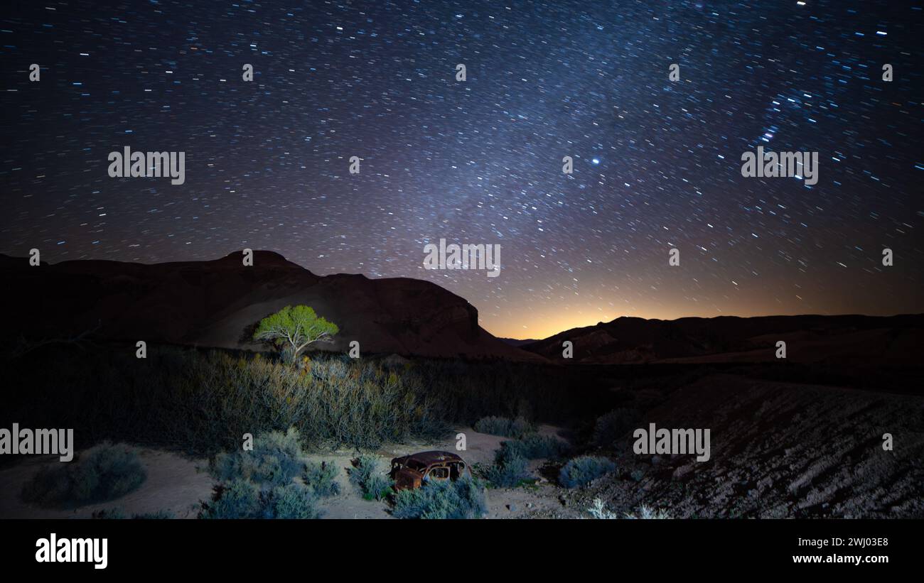 Milky way over desert hi-res stock photography and images - Alamy