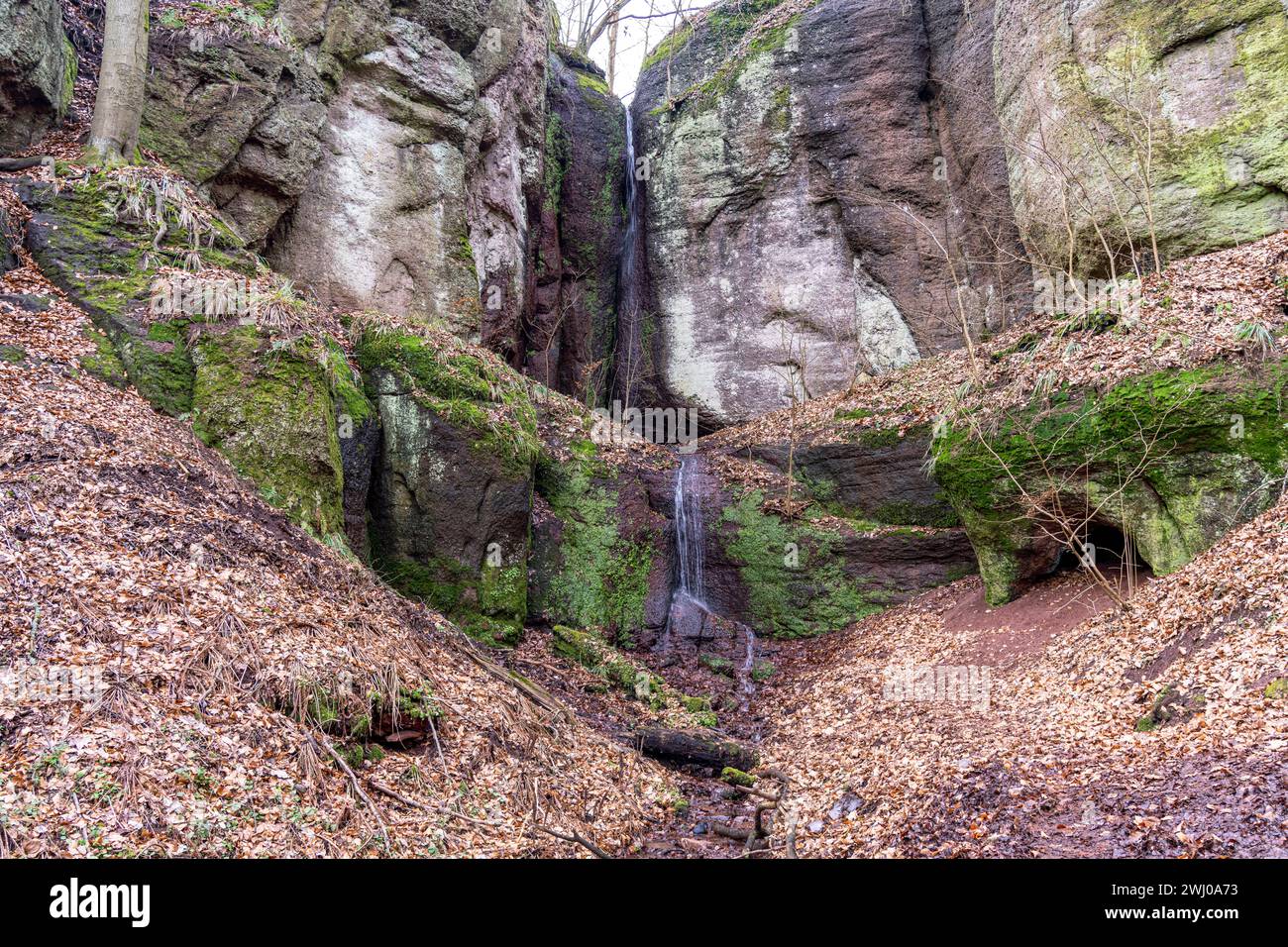 Elfengrotte Elfengrotte mit Wasserfall bei der Drachenschlucht in